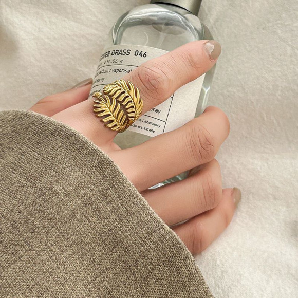 Массивное золотистое кольцо в форме переплетенных листьев 1J12371CJJ Массивное золотистое кольцо в форме переплетенных листьев 1J12371CJJ