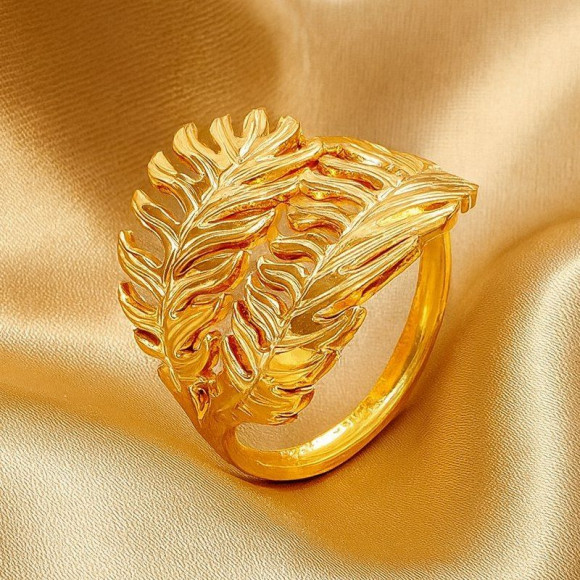 Массивное золотистое кольцо в форме переплетенных листьев 1J12371CJJ Массивное золотистое кольцо в форме переплетенных листьев 1J12371CJJ
