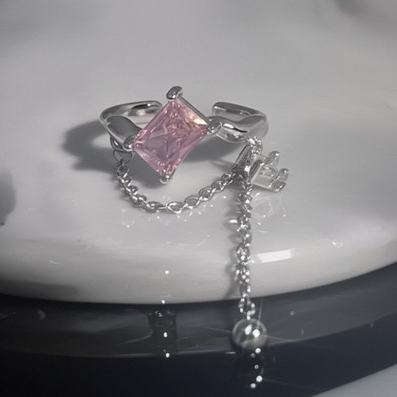 Фантазийное кольцо с розовым камнем и подвеской-шариком 1J11922CJJ
