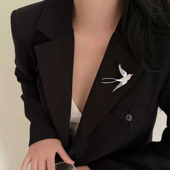 Стальная брошь ласточка J10074CJJ