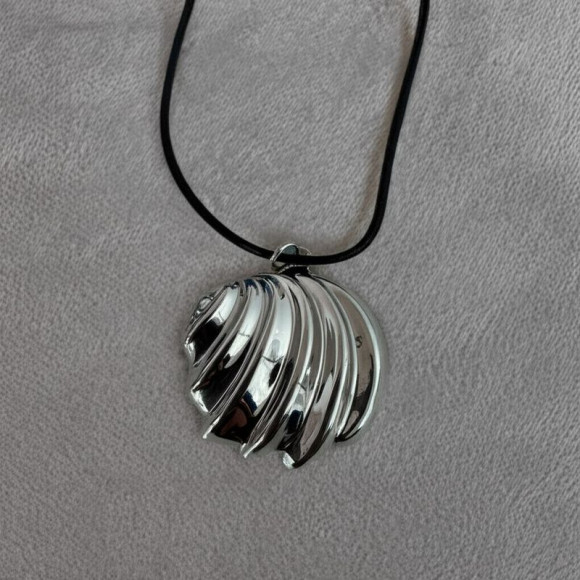 Длинная цепочка с массивным кулоном-ракушкой 1J11156CJJ Длинная цепочка с массивным кулоном-ракушкой 1J11156CJJ