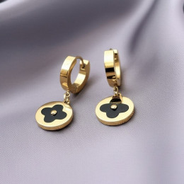 Стальные серьги-кольца конго с черными подвесками-клевером J10207CJJ Стальные серьги-кольца конго с черными подвесками-клевером J10207CJJ