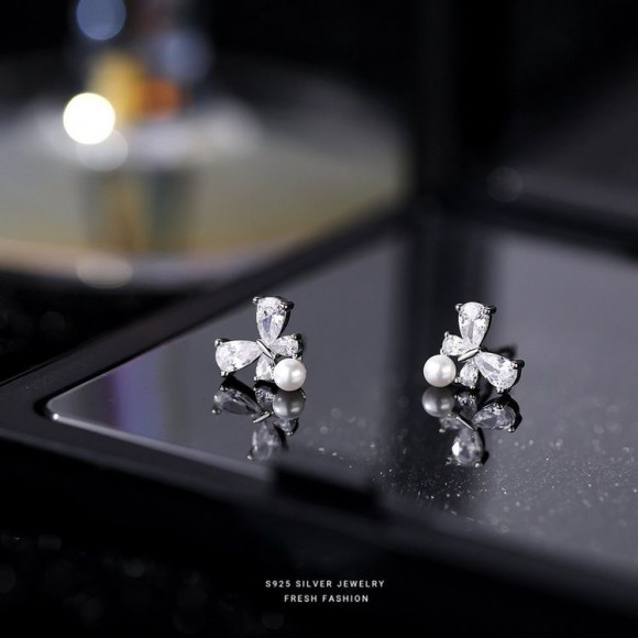 Серьги-гвоздики цветочные с жемчугом и кристаллами J10697CJJ