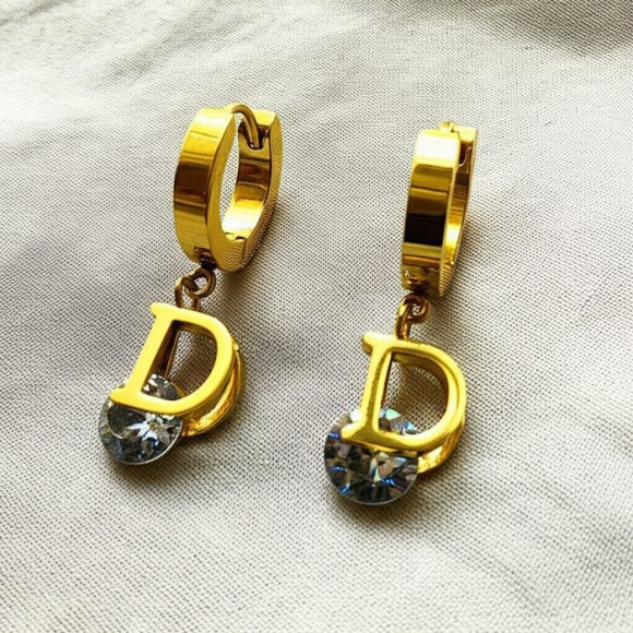 Золотистые серьги-кольца с подвесками-логотипами и кристаллами J10244CJJ Золотистые серьги-кольца с подвесками-логотипами и кристаллами J10244CJJ