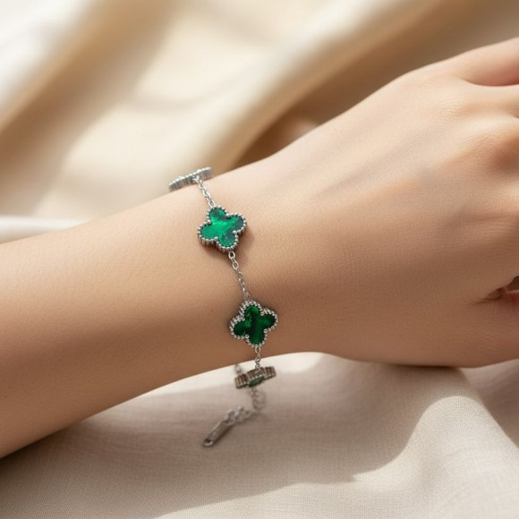 Браслет с изумрудными вставками клевера на серебристой цепи 1J12155CJJ Браслет с изумрудными вставками клевера на серебристой цепи 1J12155CJJ