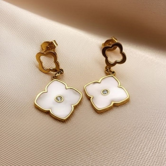 Висячие стальные серьги с белым перламутровым клевером J10225CJJ Висячие стальные серьги с белым перламутровым клевером J10225CJJ