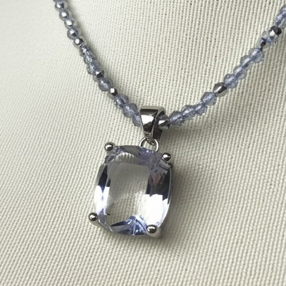 Лаконичные бусы из бисера с прозрачным кулоном J10727CJJ