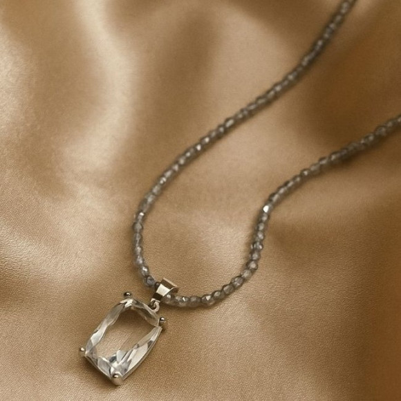 Лаконичные бусы из бисера с прозрачным кулоном J10727CJJ