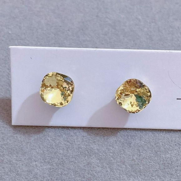 Сияющие серьги-пусеты с золотистыми кристаллами 1J11824CJJ Сияющие серьги-пусеты с золотистыми кристаллами 1J11824CJJ