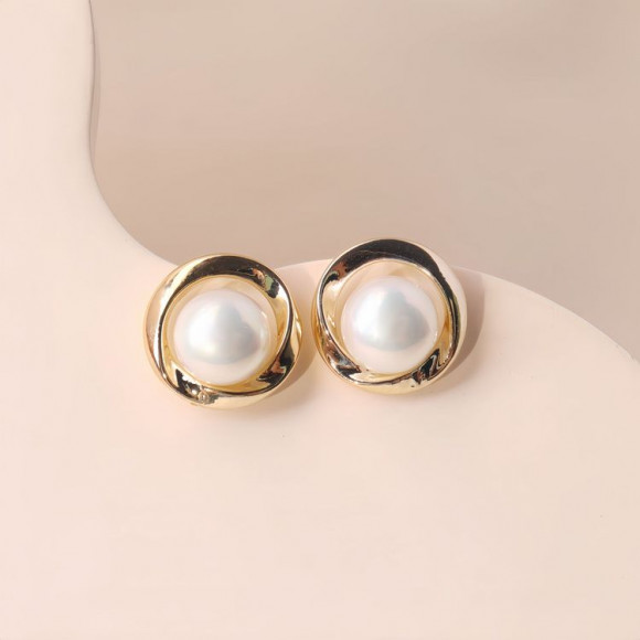 Серьги-гвоздики с жемчужиной в круговой оправе J10701CJJ Серьги-гвоздики с жемчужиной в круговой оправе J10701CJJ