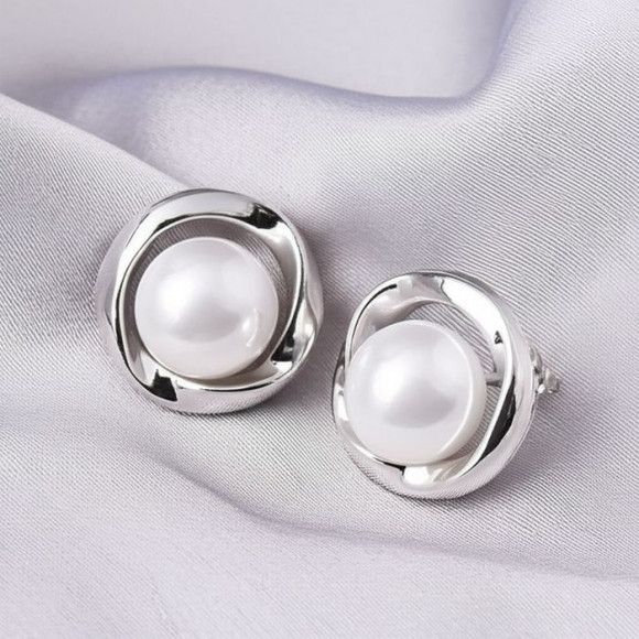 Серьги-гвоздики с жемчужиной в круговой оправе J10701CJJ Серьги-гвоздики с жемчужиной в круговой оправе J10701CJJ