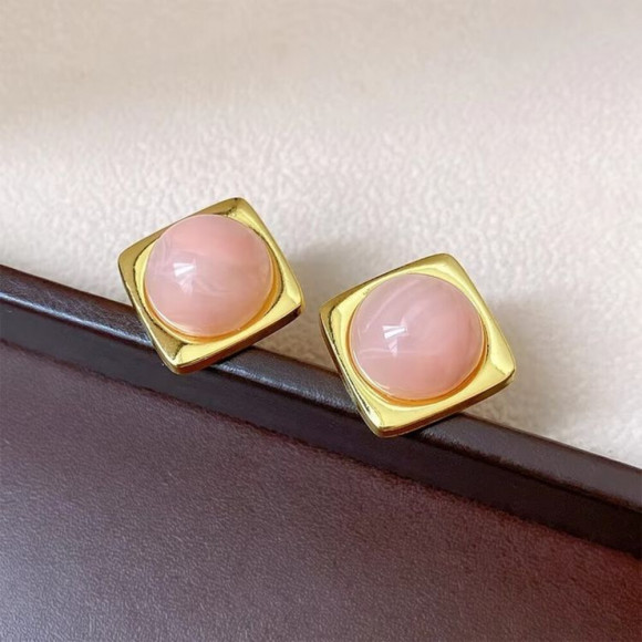 Золотистые серьги пусеты квадратной формы с розовой вставкой 1J11279CJJ