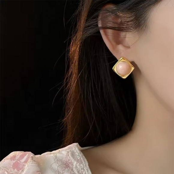 Золотистые серьги пусеты квадратной формы с розовой вставкой 1J11279CJJ