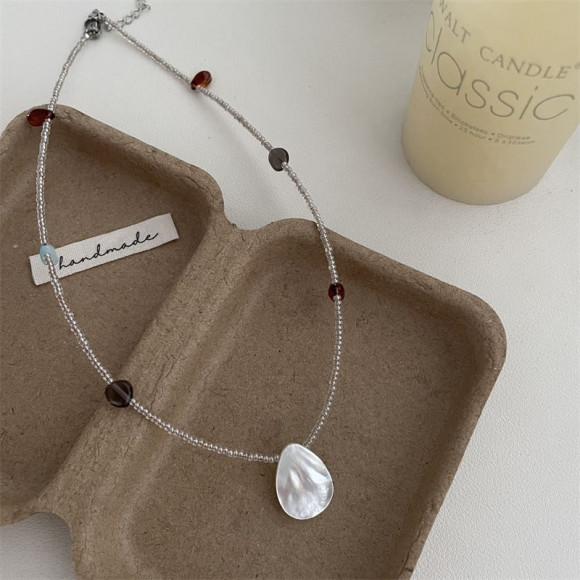 Колье из бисера с кулоном из раковины 1J11934CJJ Колье из бисера с кулоном из раковины 1J11934CJJ