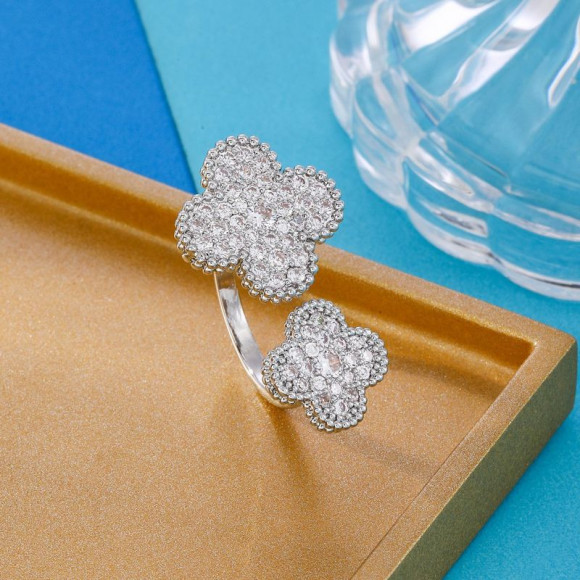 Двойное разомкнутое кольцо с клевером из фианитов 1J12080CJJ