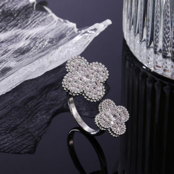 Двойное разомкнутое кольцо с клевером из фианитов 1J12080CJJ