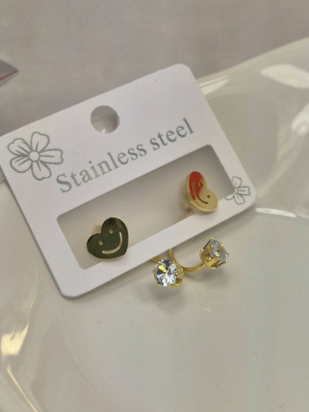 Серьги гвоздики сердце смайл из стали с напылением золотом J11517CJJ Серьги гвоздики сердце смайл из стали с напылением золотом J11517CJJ