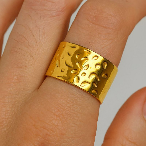 Широкое кольцо с эффектом «жатого» золота 1J12167CJJ