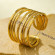 Многослойное кольцо из тонких золотистых полос 1J12168CJJ