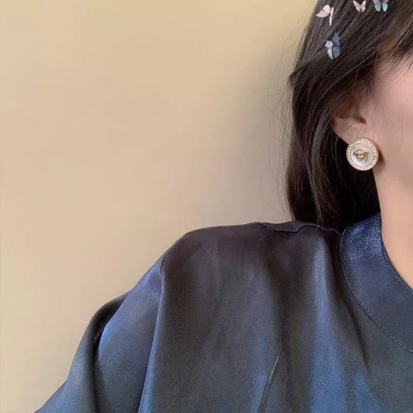 Элегантные серьги гвоздики с греческим орнаментом и белой вставкой 1J10869CJJ