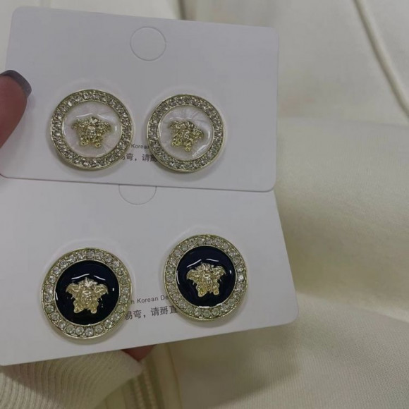 Элегантные серьги гвоздики с греческим орнаментом и белой вставкой 1J10869CJJ