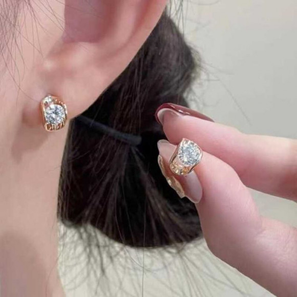 Серьги гвоздики ювелирный сплав с напылением золотом и фианитом J11420CJJ Серьги гвоздики ювелирный сплав с напылением золотом и фианитом J11420CJJ