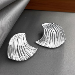 Серебристые серьги-пусеты Раковины в стиле органической геометрии 1J11701CJJ Серебристые серьги-пусеты Раковины в стиле органической геометрии 1J11701CJJ