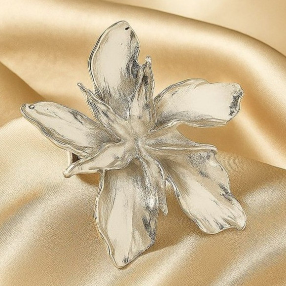 Крупное кольцо в форме распустившегося цветка 1J12197CJJ