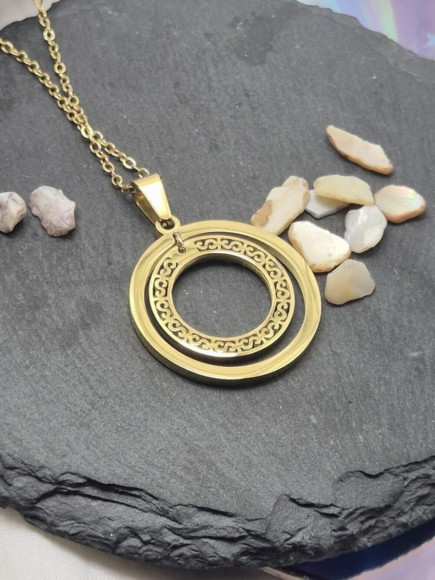 Золотистое колье с круглым ажурным медальоном J10809CJJ Золотистое колье с круглым ажурным медальоном J10809CJJ