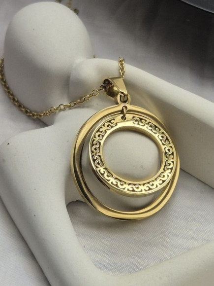 Золотистое колье с круглым ажурным медальоном J10809CJJ Золотистое колье с круглым ажурным медальоном J10809CJJ