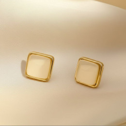 Лаконичные квадратные пусеты с молочной эмалью 1J11942CJJ