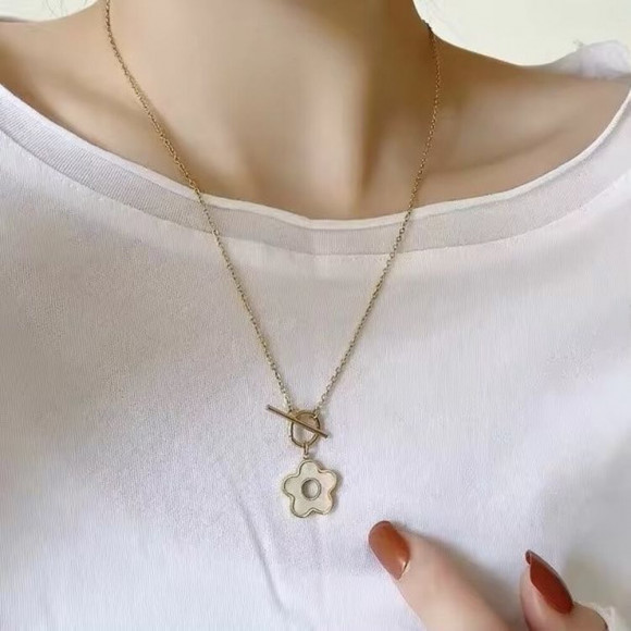 Колье с подвеской-цветком и оригинальным замком тогл J10813CJJ