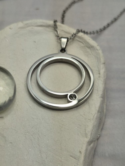 Золотистое колье с двойной круглой подвеской и фианитом J10814CJJ Золотистое колье с двойной круглой подвеской и фианитом J10814CJJ