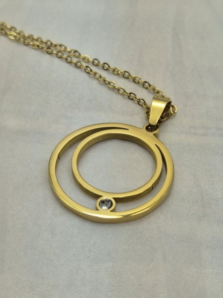 Золотистое колье с двойной круглой подвеской и фианитом J10814CJJ Золотистое колье с двойной круглой подвеской и фианитом J10814CJJ