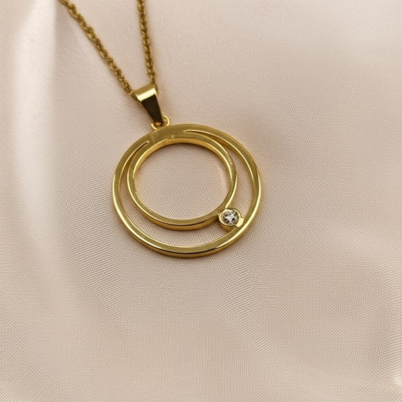 Золотистое колье с двойной круглой подвеской и фианитом J10814CJJ Золотистое колье с двойной круглой подвеской и фианитом J10814CJJ