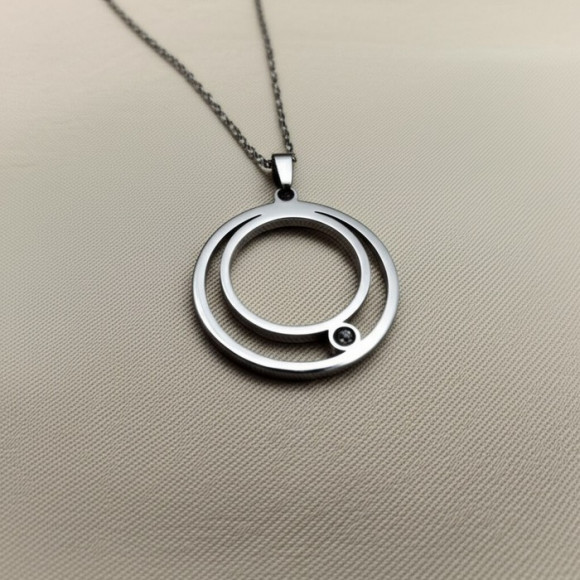 Золотистое колье с двойной круглой подвеской и фианитом J10814CJJ Золотистое колье с двойной круглой подвеской и фианитом J10814CJJ