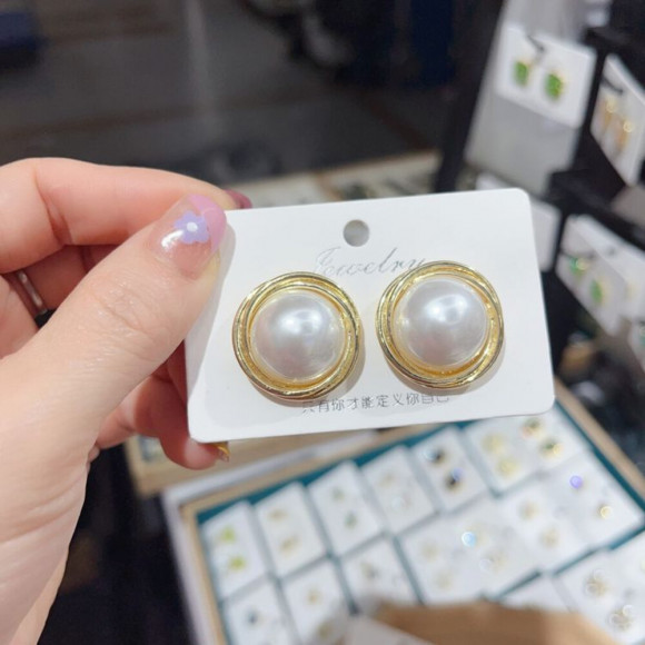 Серьги-гвоздики с жемчужиной в круглой оправе J10721CJJ