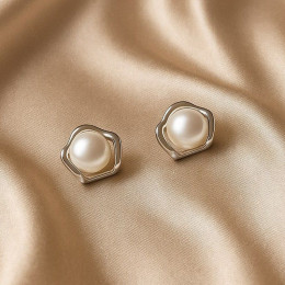 Серебристые медные серьги-пусеты с жемчугом в фигурной оправе 1J10723CJJ