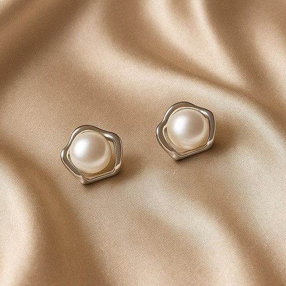 Серебристые медные серьги-пусеты с жемчугом в фигурной оправе 1J10723CJJ Серебристые медные серьги-пусеты с жемчугом в фигурной оправе 1J10723CJJ