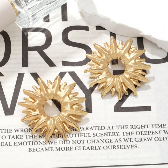 Массивные золотистые серьги-пусеты Солнце в стиле фэшн 1J11738CJJ Массивные золотистые серьги-пусеты Солнце в стиле фэшн 1J11738CJJ