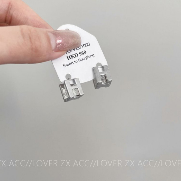 Серьги-гвоздики прямоугольные с геометрическим вырезом J10923CJJ Серьги-гвоздики прямоугольные с геометрическим вырезом J10923CJJ