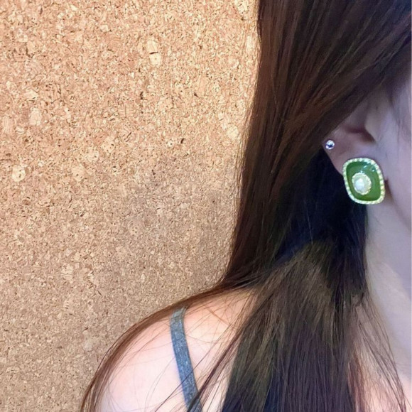 Винтажные серьги-пусеты Зеленая эмаль и жемчуг в золоте 1J10579CJJ Винтажные серьги-пусеты Зеленая эмаль и жемчуг в золоте 1J10579CJJ