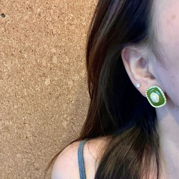 Винтажные серьги-пусеты Зеленая эмаль и жемчуг в золоте 1J10579CJJ Винтажные серьги-пусеты Зеленая эмаль и жемчуг в золоте 1J10579CJJ