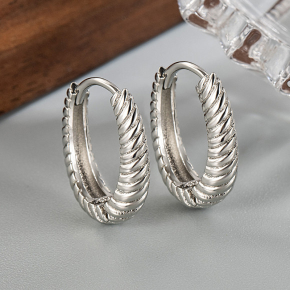 Серебристые серьги кольца из латуни с платиновым напылением и рифлением 1J10046CJJ Серебристые серьги кольца из латуни с платиновым напылением и рифлением 1J10046CJJ