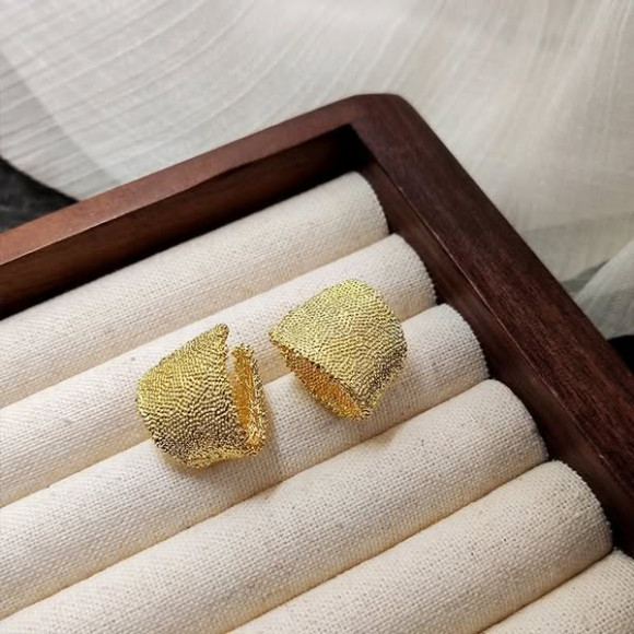 Массивные золотистые серьги-пусеты Мятый металл 1J11740CJJ