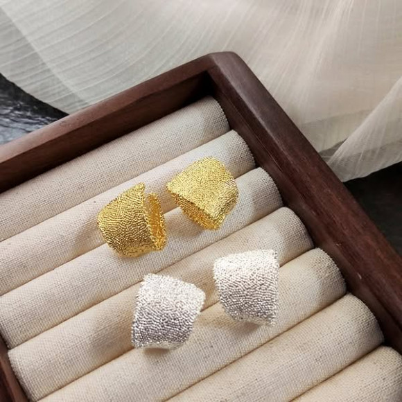 Массивные золотистые серьги-пусеты Мятый металл 1J11740CJJ