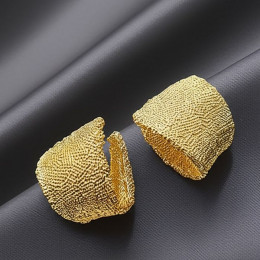 Массивные золотистые серьги-пусеты Мятый металл 1J11740CJJ Массивные золотистые серьги-пусеты Мятый металл 1J11740CJJ