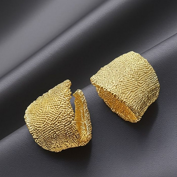 Массивные золотистые серьги-пусеты Мятый металл 1J11740CJJ