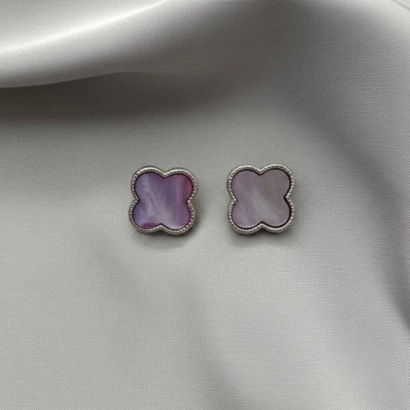Серьги-гвоздики клевер с фиолетовой вставкой J10930CJJ Серьги-гвоздики клевер с фиолетовой вставкой J10930CJJ