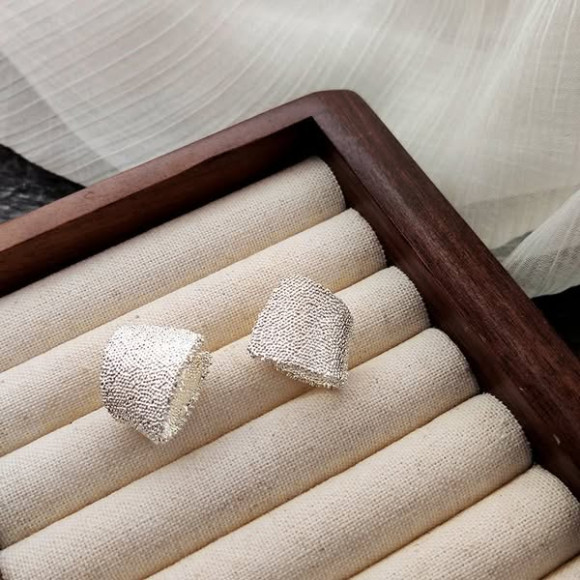 Массивные серебристые серьги-пусеты Органическая форма 1J11741CJJ